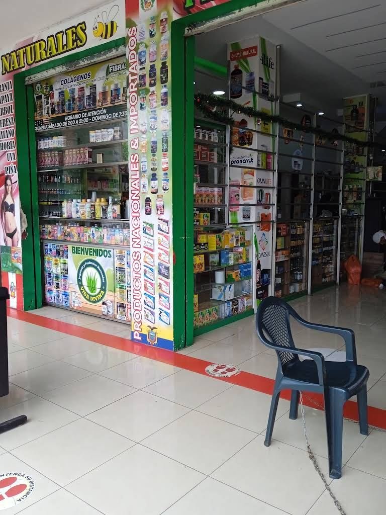 Vitrina de productos naturales en Savi Plant's